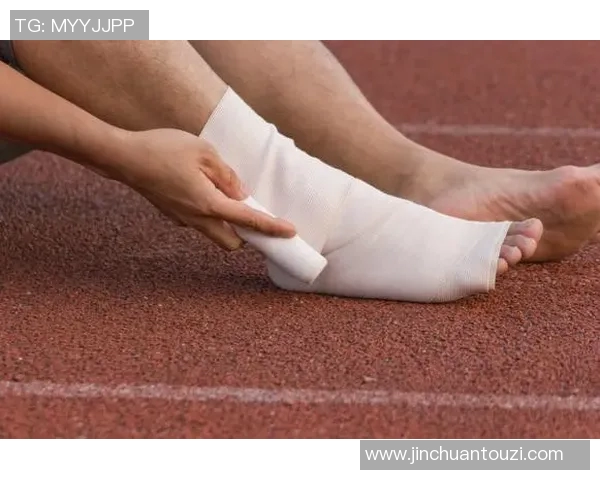 足球球星脚踝绷带背后的秘密:保护与伤病管理的关键作用 足球球星脚踝绷带背后的秘密:保护与伤病管理的关键作用